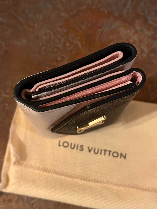 Louis Vuitton Leather Lockmini Wallet – EELLA CONCEPT AUTH Louis Vuitton Lockmini Compact Leather Wallet